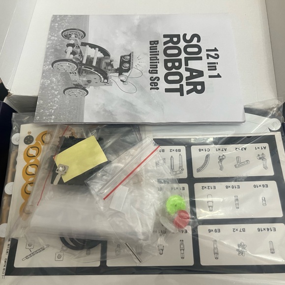 STEM SOLAR ROBOT build and a learn 12 in 1 - Picture 6 of 7